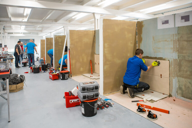 Nové termíny praktických kurzů a školení RAKO pro obkladače v roce 2026